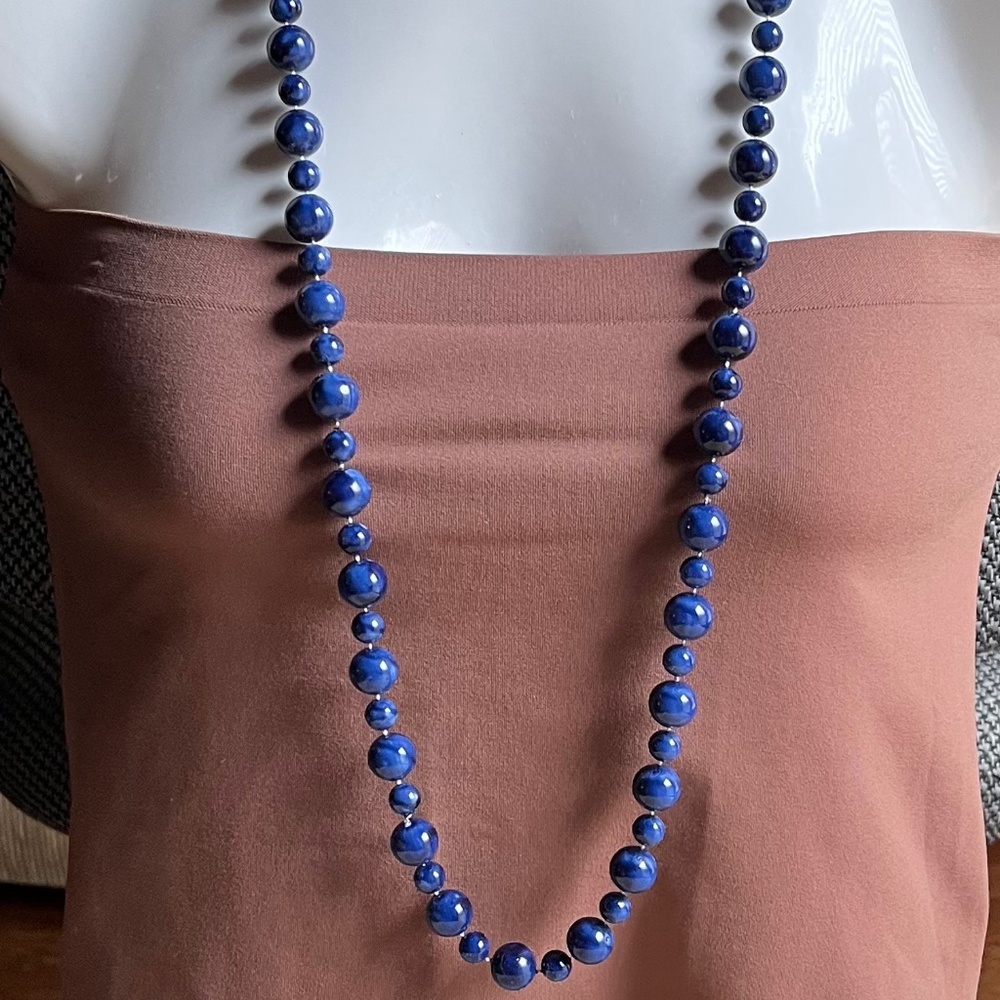 VINTAGE (1986) AVON FASHION BEAD NECKLACE (ROYAL BLUE)